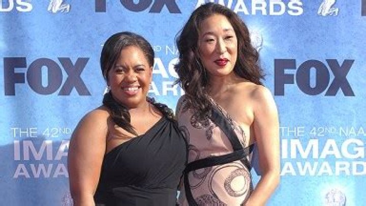 Sandra Oh Reunites With Chandra Wilson & Shonda Rhimes At Emmys – Hollywood Life