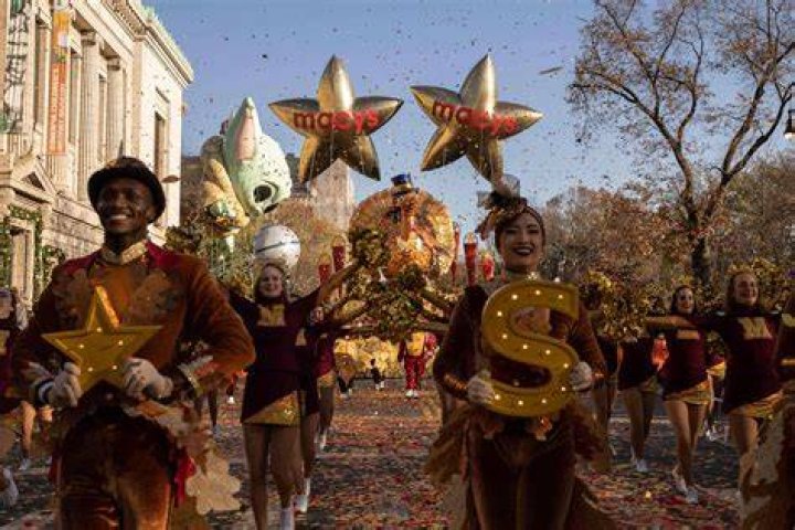 Sarah Hyland Shines In Her Macy’s Thanksgiving Day Parade Performance – Hollywood Life