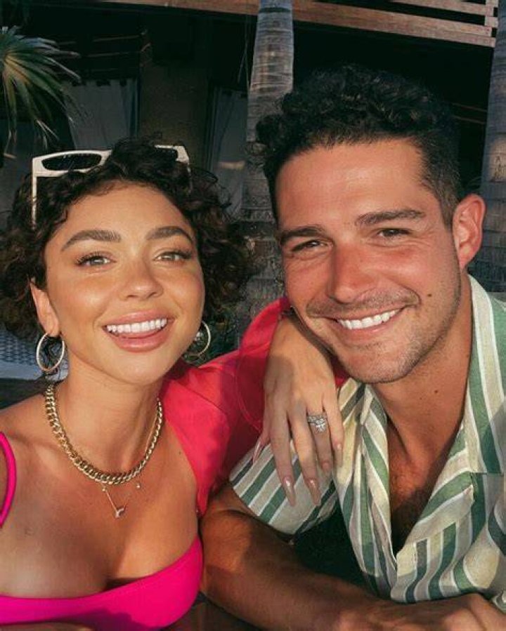 Sarah Hyland Shows Off Toned Abs & Kidney Transplant Scar In Sports Bra At The Gym — Pic
