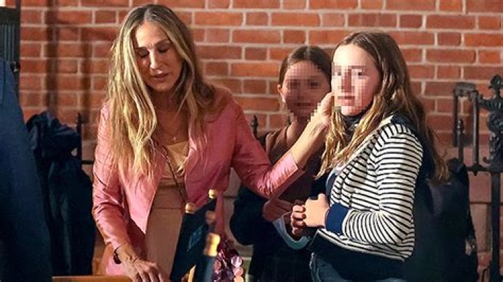 Sarah Jessica Parker Hugs Rarely See Daughter Tabitha, 12, During Set Visit On ‘SATC’ Reboot