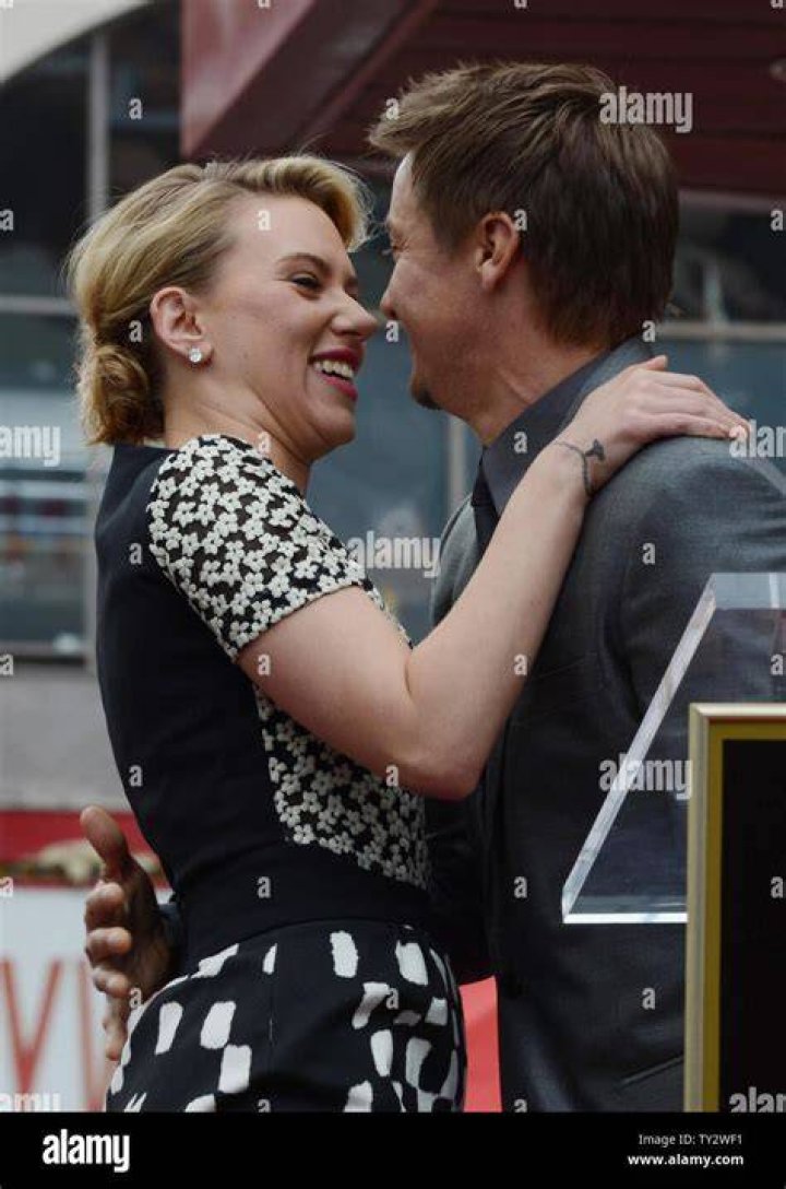 Scarlett Johansson Jeremy Renner