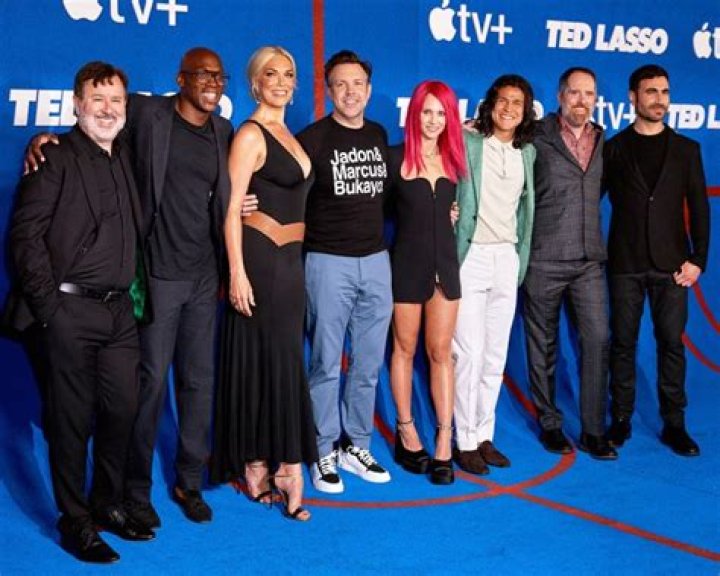 See Photos Of Jason Sudeikis & The Cast – Hollywood Life