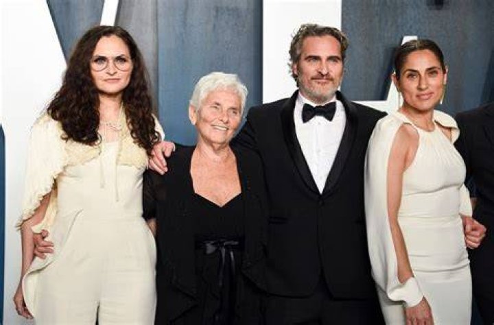 See Photos of the Actor & His 4 Siblings – Hollywood Life