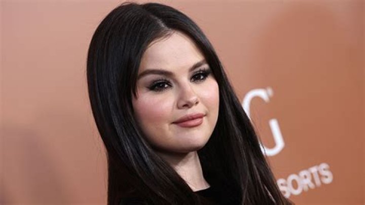 Selena Gomez Admits She Had Surgery After Breaking Her Hand – Hollywood Life