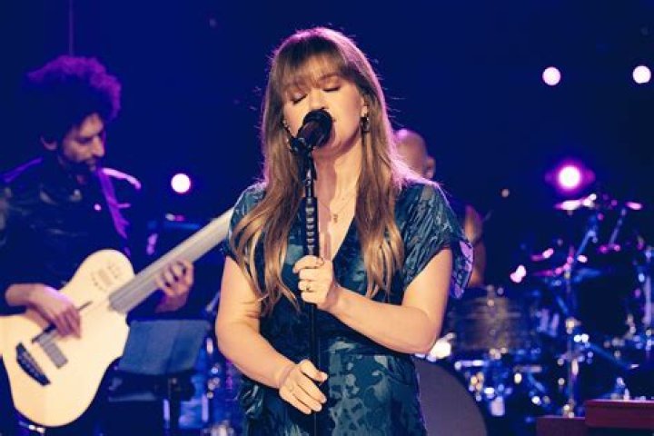 Selena Gomez Gives ‘Love’ To Kelly Clarkson Over ‘Rare’ Performance – Hollywood Life