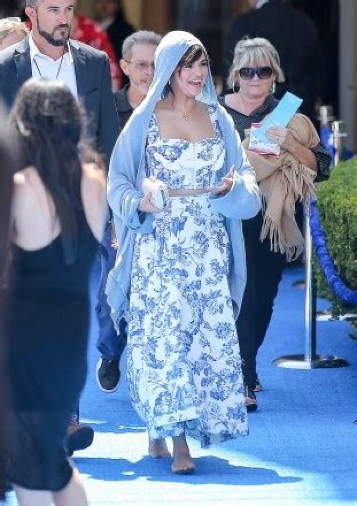 Selena Gomez Goes Barefoot At Movie Premiere & Proves She Struggles In Heels Just Like Us — Pics