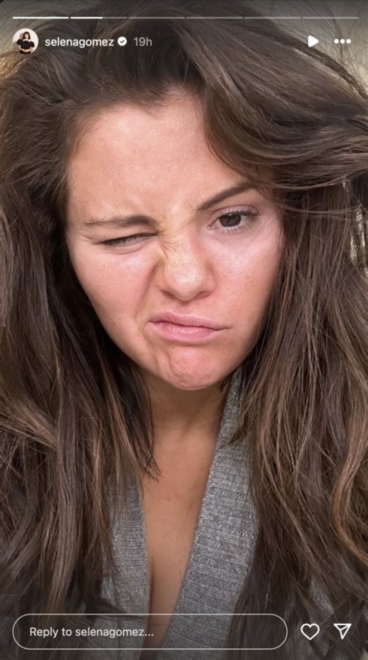 Selena Gomez Goes Makeup-Free & Rocks A Latex Glove While Getting Fresh Air During Quarantine