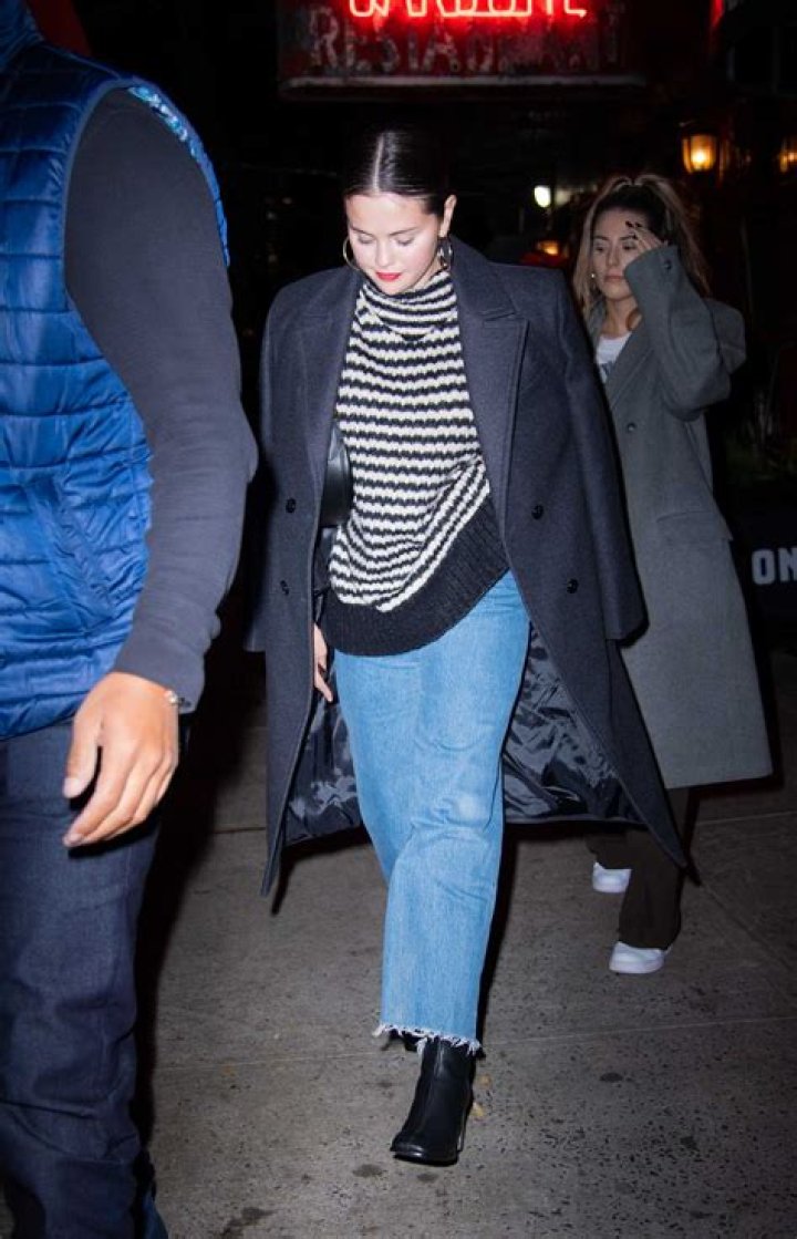 Selena Gomez is spotted eating at Carbone in New York City for the first time after taking a picture with Hailey Bieber. Pictured: Selena Gomez Ref: SPL5495712 201022 NON-EXCLUSIVE Picture by: WavyPeter / SplashNews.com Splash News and Pictures USA: +1 310-525-5808 London: +44 (0)20 8126 1009 Berlin: +49 175 3764 166 World Rights