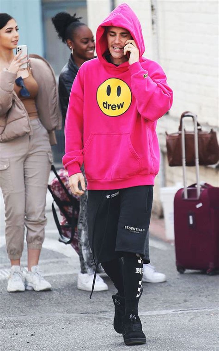 Selena Gomez & Justin Bieber Both Wear Their Merch Sweatshirts – Pics – Hollywood Life