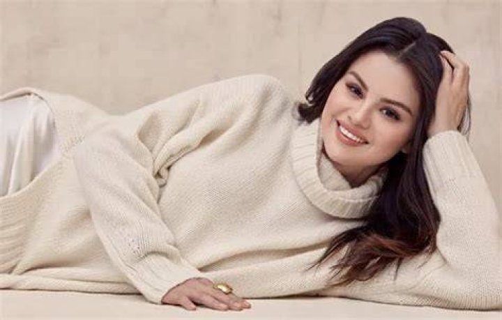 Selena Gomez Smiles In ‘Paradise’ During Sunshine-Filled Getaway With Her Besties In Hawaii