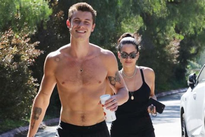 Shawn Mendes Goes For Shirtless Hike With Jocelyne Miranda For B-Day – Hollywood Life
