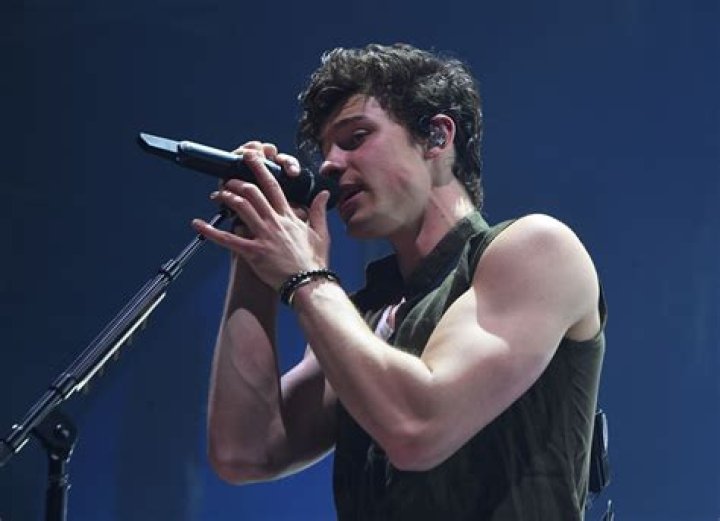 Shawn Mendes performing