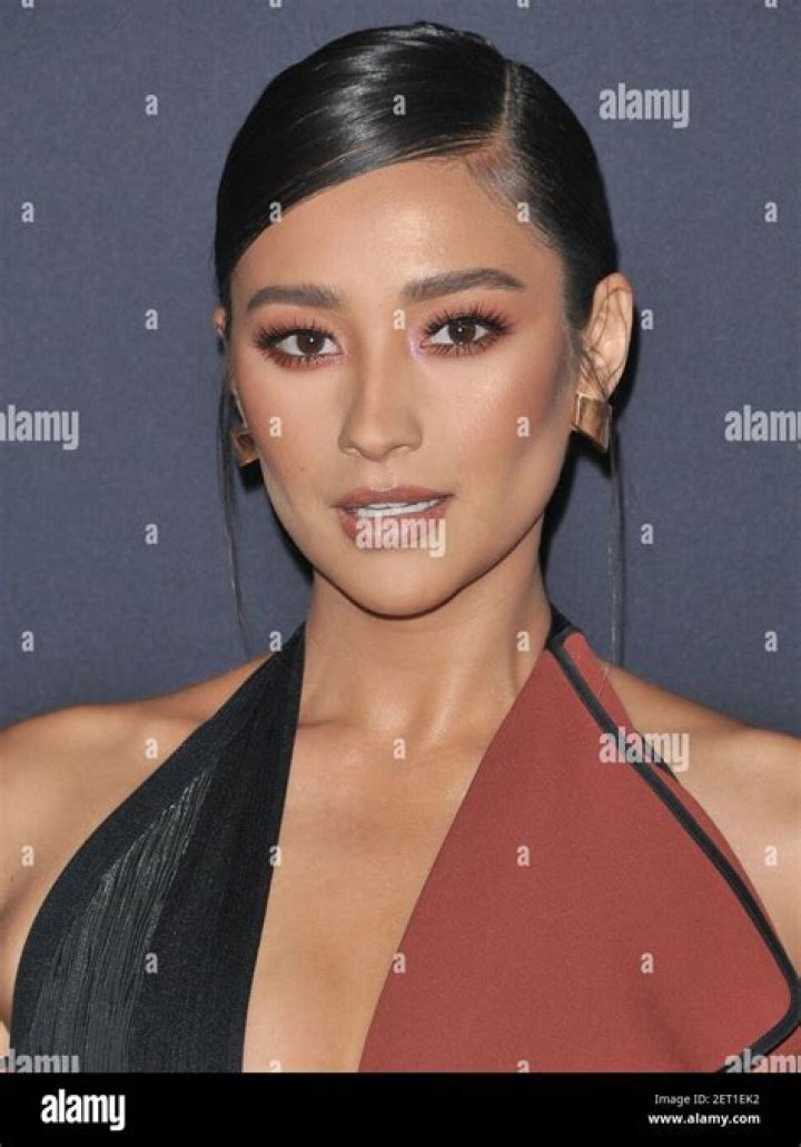 Shay Mitchell at the 2018 VMAs