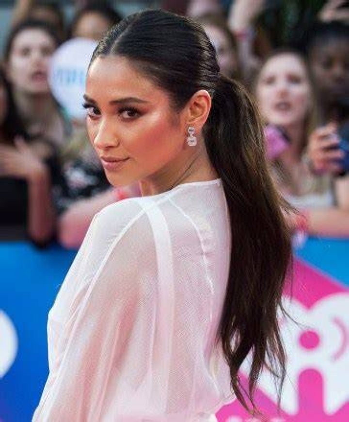 Shay Mitchell‘s Much Music Awards Hair & Makeup — Blah Blah Blah – Hollywood Life
