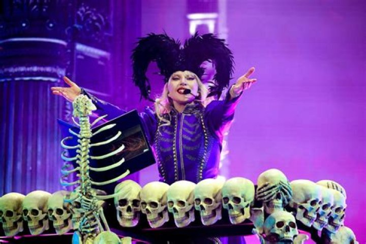 She Performs In Sexy Outfit – Hollywood Life