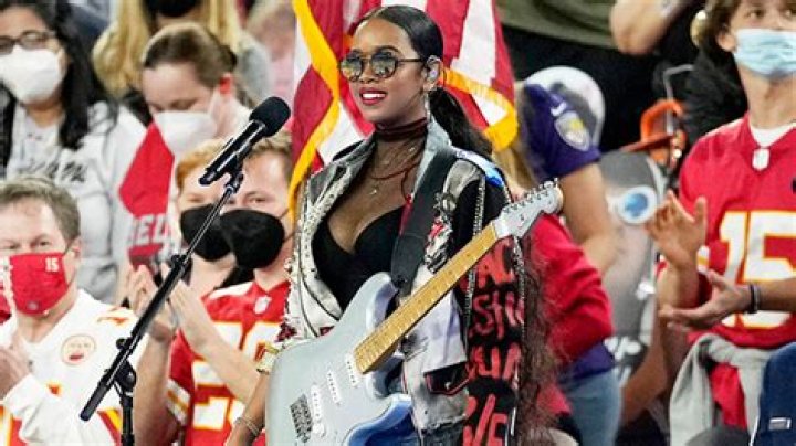 She Sings ‘America The Beautiful’ – Hollywood Life