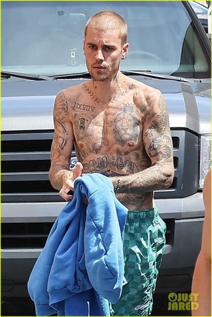 Shirtless Justin Bieber out for a hike in Los Angeles. 02 Oct 2020 Pictured: Justin Bieber out for a hike in Los Angeles. Photo credit: MEGA TheMegaAgency.com +1 888 505 6342 (Mega Agency TagID: MEGA705017_001.jpg) [Photo via Mega Agency]