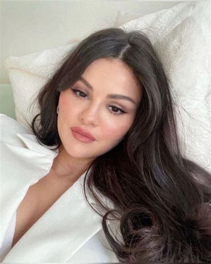 Singer Sends Sexy Selfie To Fan On Instagram – Hollywood Life