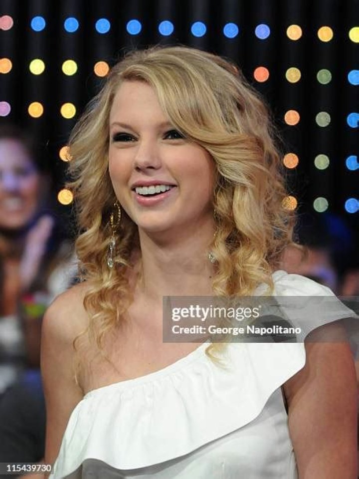 Singer Taylor Swift visits 'Late Show with David Letterman' at the Ed Sullivan Theater on November 10, 2008 in New York City Pictured: Taylor Swift Ref: SPL1122719 101108 NON-EXCLUSIVE Picture by: SplashNews.com Splash News and Pictures USA: +1 310-525-5808 London: +44 (0)20 8126 1009 Berlin: +49 175 3764 166 World Rights
