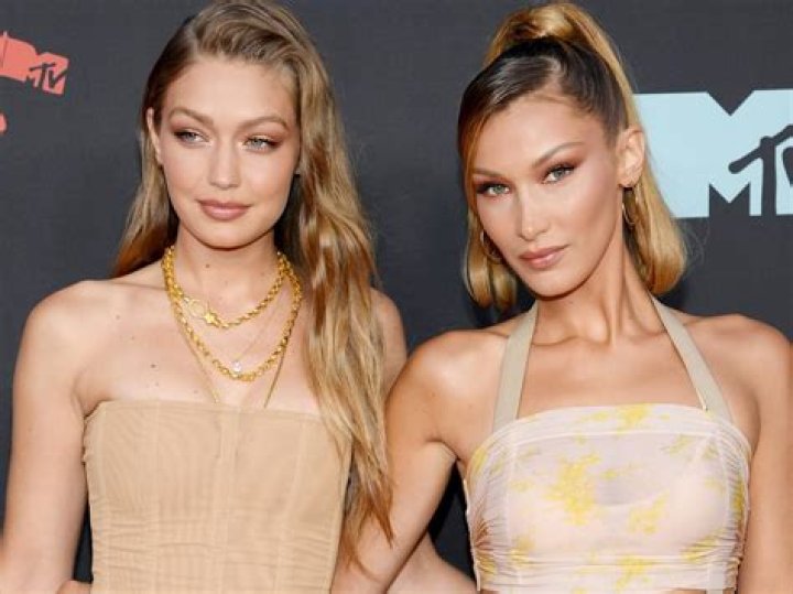 Sisters Gigi And Bella Hadid Walk Through Soho With Gigi&sbquo;&Auml;&ocirc;s Newborn Daughter In A Stroller In New York CityPictured: Gigi Hadid,Bella HadidRef: SPL5203192 151220 NON-EXCLUSIVEPicture by: Christopher Peterson / SplashNews.comSplash News and PicturesUSA: +1 310-525-5808London: +44 (0)20 8126 1009Berlin: +49 175 3764 Rights