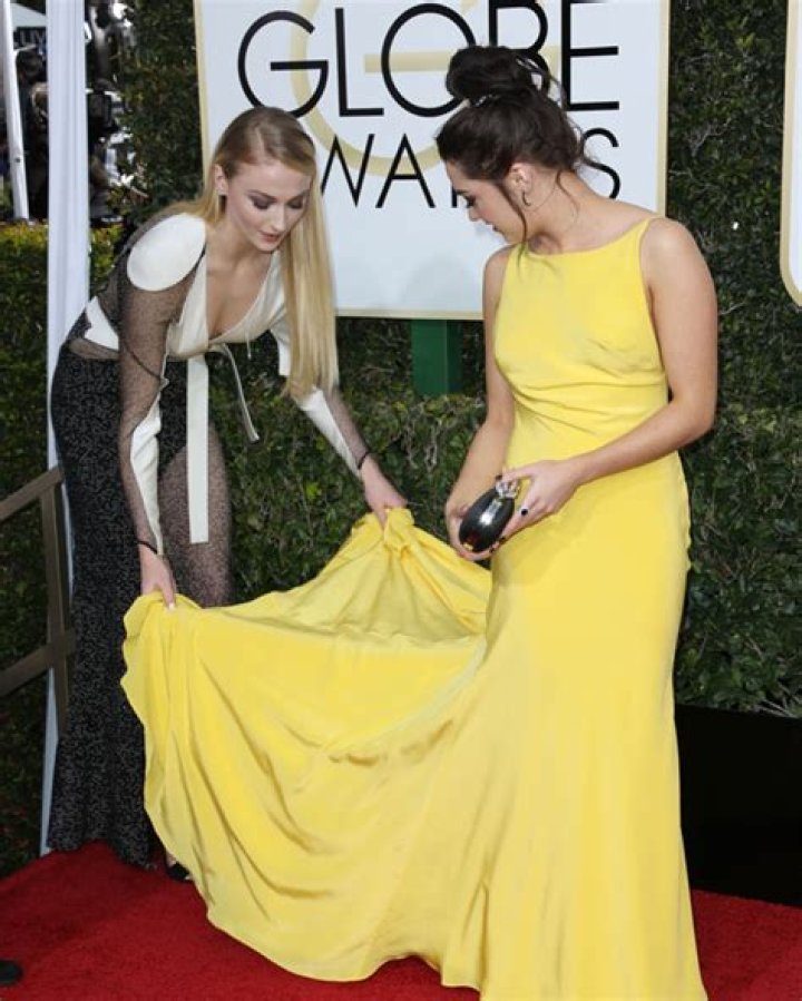 Sophie Turner Fixes Maisie Williams Dress