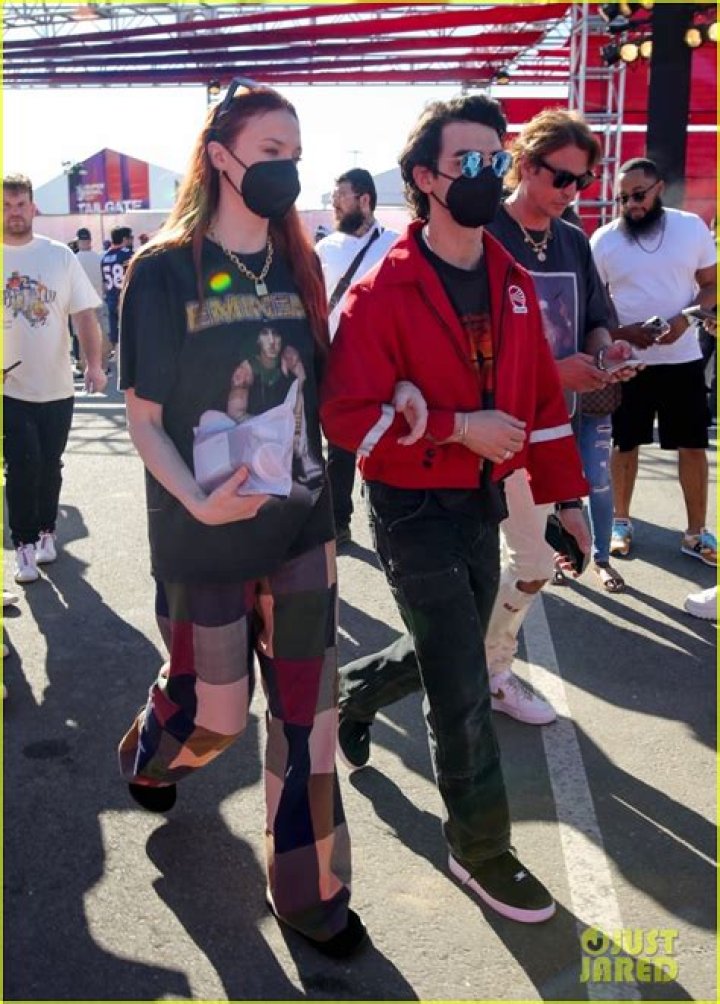Sophie Turner Wears Eminem Shirt With Joe Jonas At Super Bowl 2022 – Hollywood Life