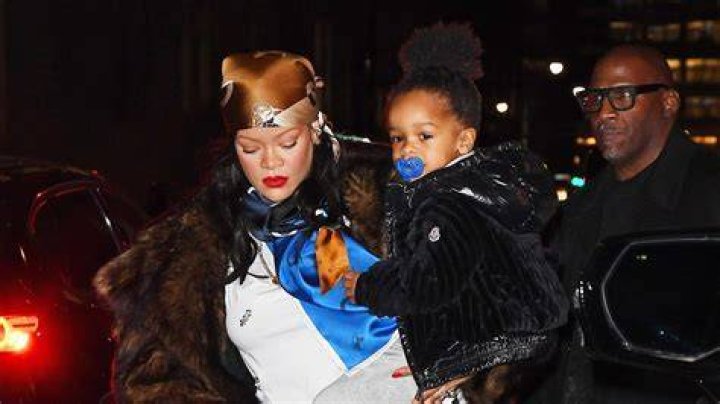 Stars Enjoying Desserts: Rihanna & More