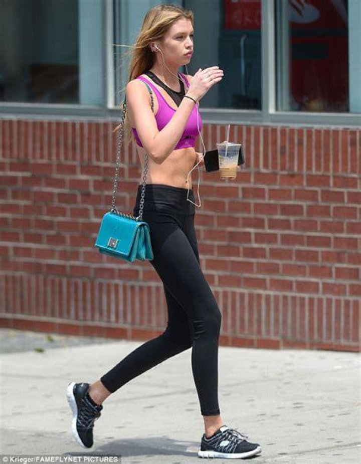 stella maxwell workout outfit abs butt