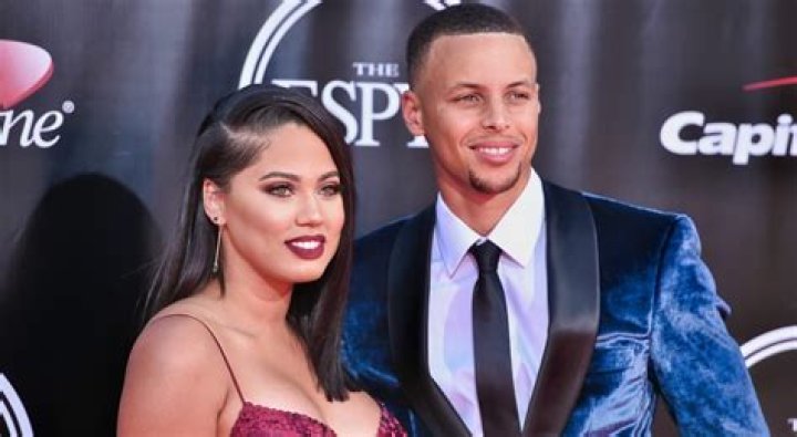 Steph & Ayesha Curry Kissing