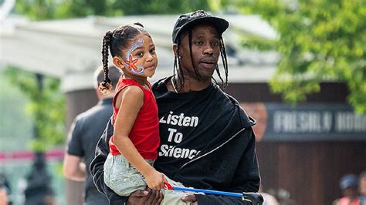 Stormi Webster Snuggles Dad Travis Scott On London Eye Ride – Hollywood Life