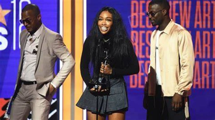 SZA’s Wardrobe Malfunction At BET Awards– See Her Mini Skirt – Hollywood Life