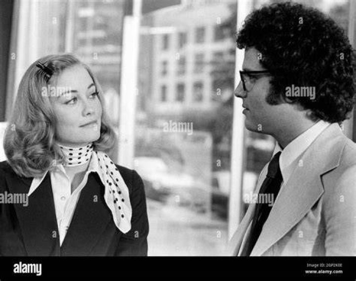 TAXI DRIVER, from left: Cybill Shepherd, Albert Brooks, 1976. ph: &copy; Columbia Pictures / courtesy Everett Collection