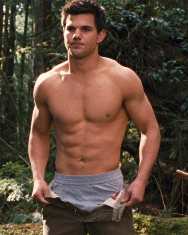 Taylor Lautner Joins ‘Scream Queens’ As Sexy Doctor — & Suspect