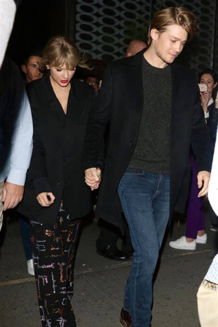 Taylor Swift & BF Joe Alwyn Sweetly Hold Hands During Rare Outing Together After Her ‘SNL’ Performance
