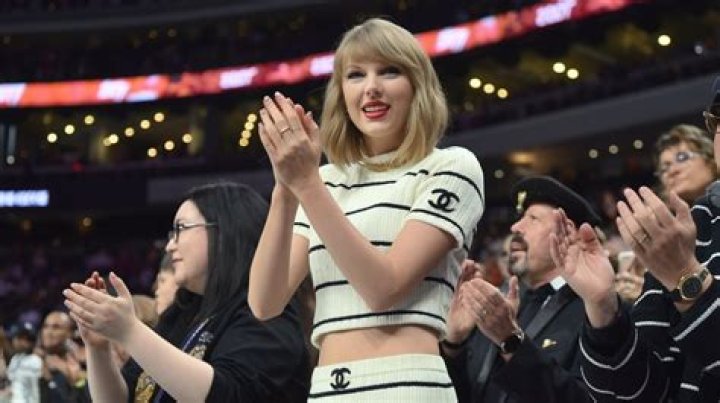 Taylor Swift Cheers on Travis Kelce