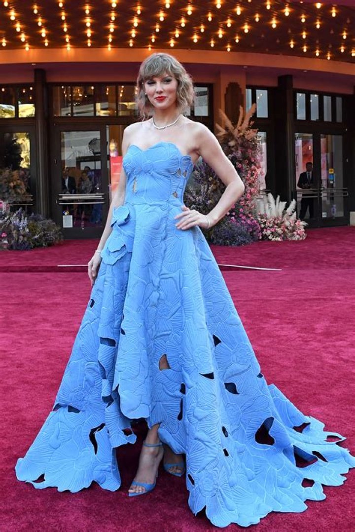 Taylor Swift Dresses As Harry Styles — Mocks Harry Styles In Music Video – Hollywood Life