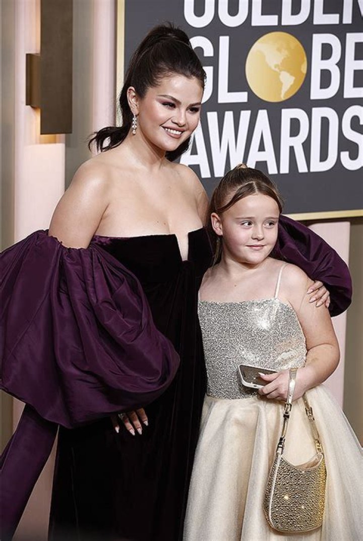Taylor Swift Gives Selena Gomez’s Sister Gracie ’22’ Hat: Video – Hollywood Life