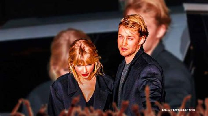 Taylor Swift & Joe Alwyn Kiss While Swimming In The Bahamas: Photo – Hollywood Life