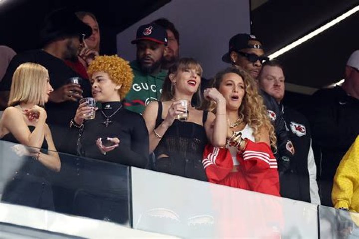 Taylor Swift Lands in U.S. After 12-Hour Flight for Super Bowl: Photos