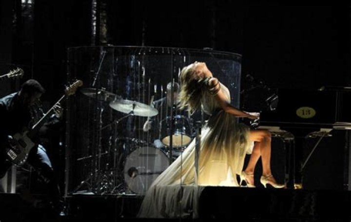 Taylor Swift’s Grammy Performance — Taylor Rocks ‘All Too Well’ – Hollywood Life