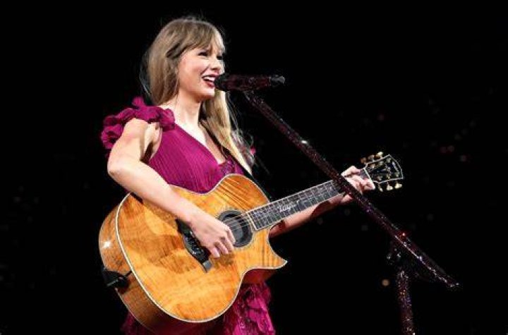 Taylor Swift singing &lsquo;All Too Well&rsquo;