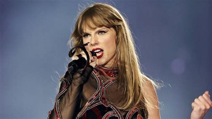 Taylor Swift Tells Fans Not to Throw Things Onstage in Argentina – Hollywood Life
