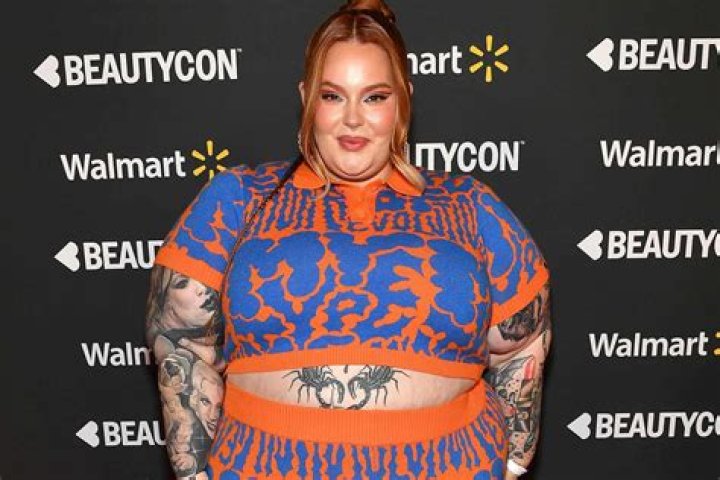Tess Holliday Strips Down To Her Bra At Train Station For Body Acceptance Protest — Watch