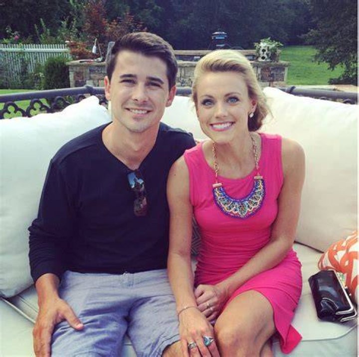 ‘The Bachelor’ Alum Expecting First Child With Fiance – Hollywood Life