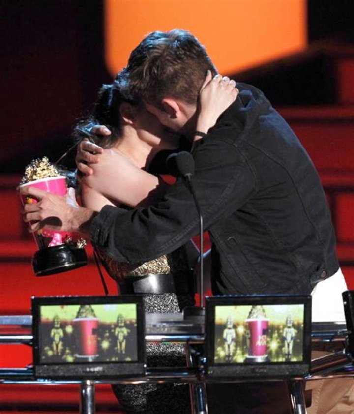 The Best Kisses Ever – Hollywood Life