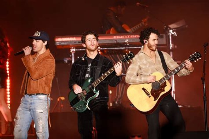 The Jonas Brothers Entertain The 2019 AMAs Crowd All The Way From Boston