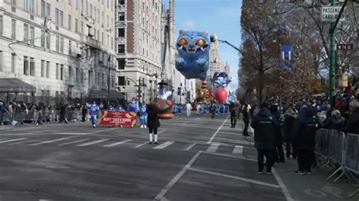 TLC Waves At The Parade