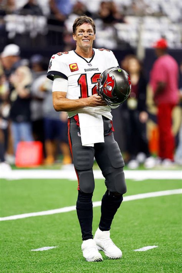 Tom Brady Throws Tablet On The Ground During Buccaneers Week 2 Game – Hollywood Life