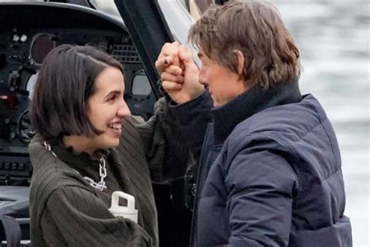 Tom Cruise Boards Helicopter In London: Photos – Hollywood Life