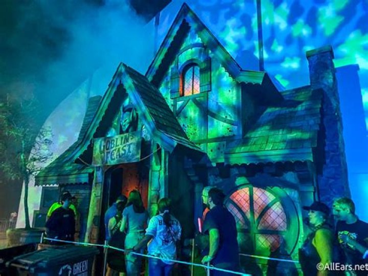 Tori Spelling Poses With Her Kids at Universal Studios’ Halloween Horror Nights